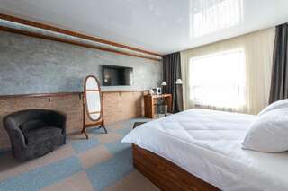 Мини-отель Inn OZZ Караганда Улучшенный двухместный номер с 1 кроватью и собственной ванной комнатой-1