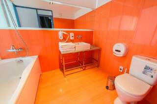 Мини-отель Inn OZZ Караганда Улучшенный двухместный номер с 1 кроватью и собственной ванной комнатой-2