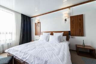 Мини-отель Inn OZZ Караганда Улучшенный двухместный номер с 1 кроватью и собственной ванной комнатой-9
